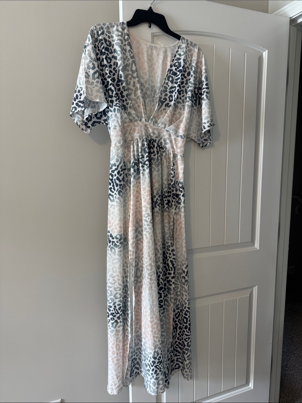 Flowy V-Neck Leopard Print Maxi Dress in Pastel Hues